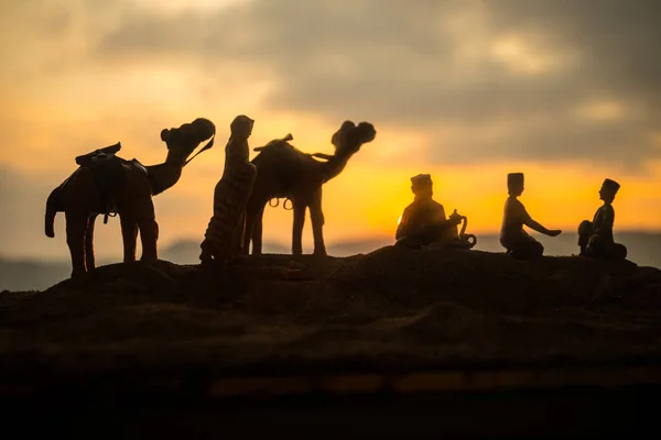 夕暮れ砂漠の砂砂丘で行くラクダのキャラバン 東の旅行の概念 アートワークの装飾 — ストック写真