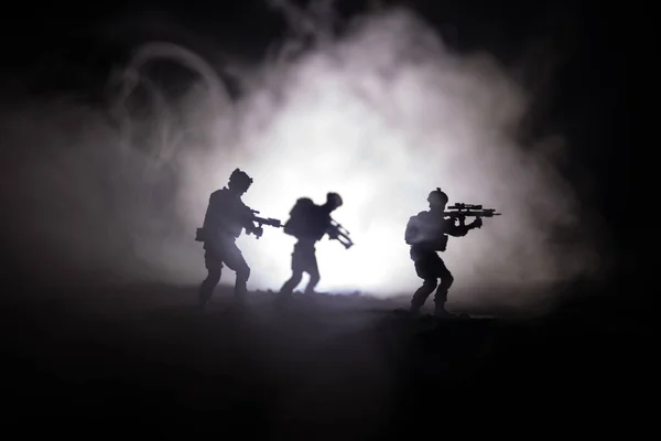 Military soldier silhouette with gun. War Concept. Military silhouettes fighting scene on war fog sky background, World War Soldier Silhouette Below Cloudy Skyline At night. — Stock Photo, Image