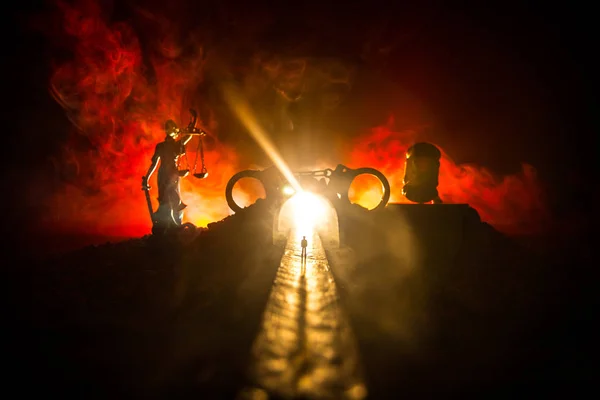 Concetto di legge. Silhouette di manette con la Statua della Giustizia sul retro con le luci lampeggianti della polizia rossa e blu sullo sfondo nebbioso. Focus selettivo — Foto Stock