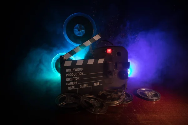 Vieux Projecteur Film Vintage Sur Fond Sombre Avec Brouillard Lumière — Photo