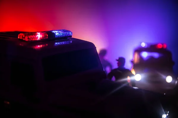 Поліцейські Машини Вночі Поліцейський Автомобіль Переслідує Машину Вночі Тлом Туману — стокове фото