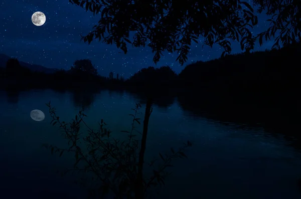 Esta Espectacular Salida Luna Profundo Cielo Azul Nocturno Está Acentuado — Foto de Stock