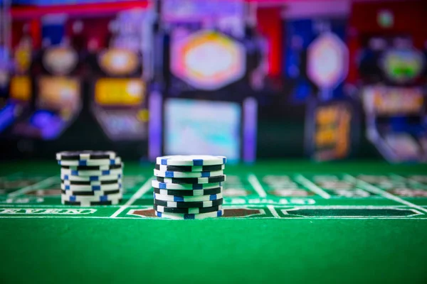 Casinò elemento di isolamento sul colorato, Slot machine, Roulette mentre, Dadi, Casino chip - immagine — Foto Stock