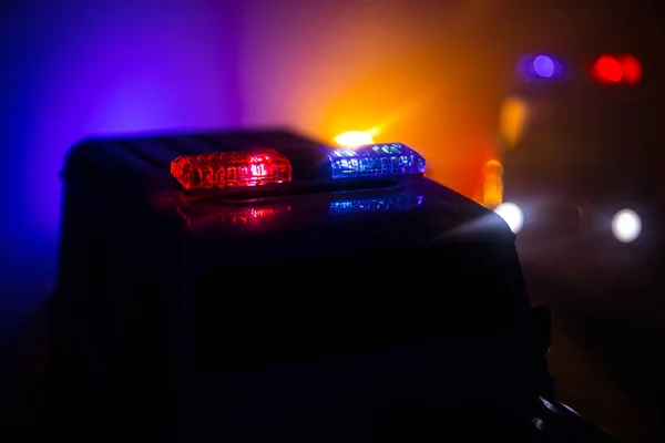 Полицейские Машины Ночью Полицейская Машина Преследует Машину Ночью Туманным Фоном — стоковое фото