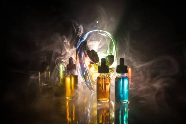 Vape Konzept Rauchwolken Und Dampfflaschen Auf Dunklem Hintergrund Lichteffekte Nützlich — Stockfoto