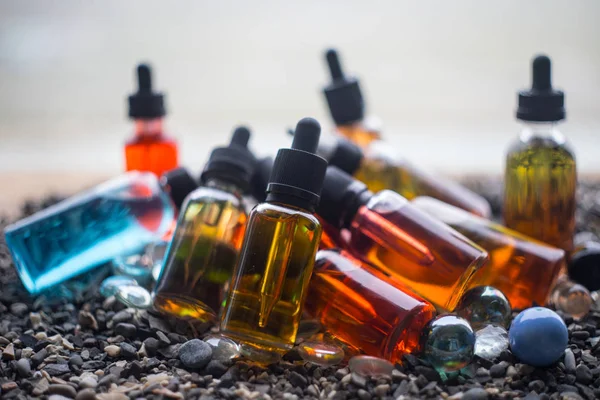 Concepto Vape Hermosas Botellas Vidrio Líquido Vapor Colorido Aire Libre — Foto de Stock