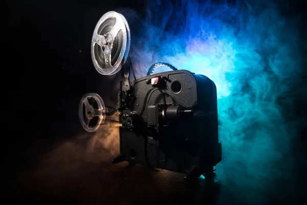 Régi Vintage Film Projektor Sötét Háttér Köd Fény Filmkészítés Fogalma — Stock Fotó