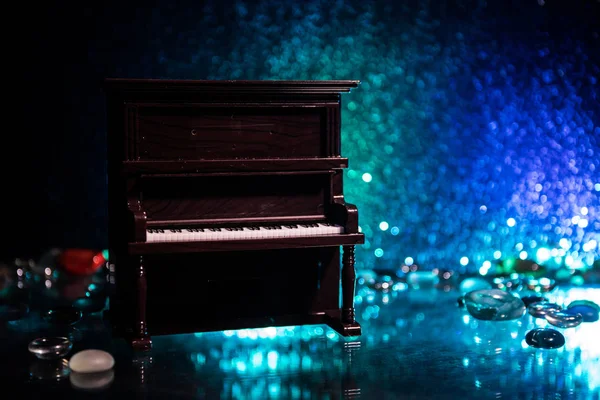 Kreatív koncepció. Artwork dekoráció zongorán a sötét tónusú ködös háttérben fény. — Stock Fotó