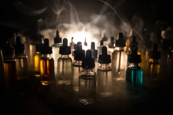 Vape Έννοια Καπνίζουν Σύννεφα Και Vape Υγρά Φιάλες Σκούρο Φόντο — Φωτογραφία Αρχείου