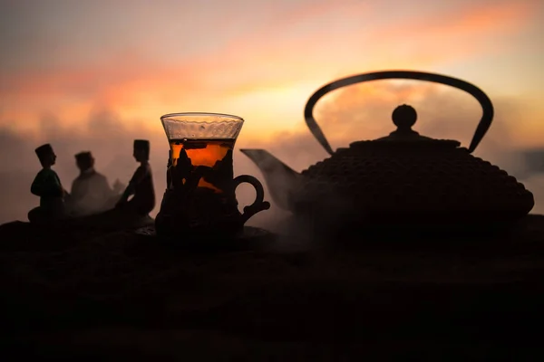 Arabský Čaj Tradiční Sklo Hrnec Poušti Při Západu Slunce Koncept — Stock fotografie