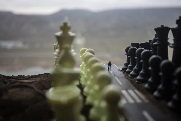 Conceito de jogo de tabuleiro de xadrez de ideias de negócios e concorrência e ideias de estratégia concep. Figuras de xadrez em um fundo escuro com fumaça e nevoeiro. Foco seletivo — Fotografia de Stock