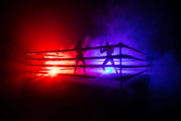リング上の男女ボクシング。スポーツコンセプト。霧のトーンの暗い背景を持つアートワークの装飾. — ストック写真
