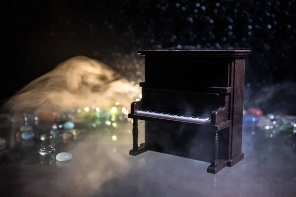 Creatief concept. Artwork decoratie met piano op donkere toned mistige achtergrond met licht. — Stockfoto