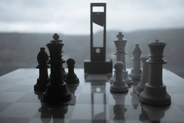 Шахматные настольные игры концепция бизнес-идей и конкуренции и стратегических идей. Шахматные фигуры на наружном фоне заката шахматной доски. Селективный фокус — стоковое фото