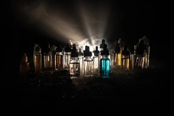Vape Concept Roken Wolken Vape Vloeibare Flessen Donkere Achtergrond Lichteffecten — Stockfoto