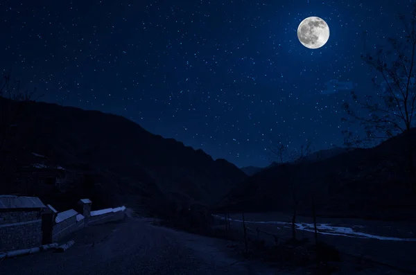 Mountain Road Attraverso Foresta Una Notte Luna Piena Paesaggio Paesaggistico — Foto Stock