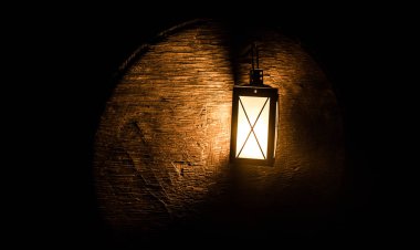 İslam tatili için geceleri mum ile Arap fener. Müslümanların kutsal ayı Ramazan. Bayram sonu ve Mutlu Yıllar.