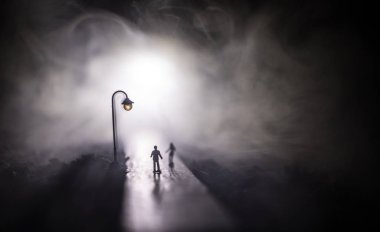 Resim dekorasyon. Siluet sokak ışıkların altında gece yürüyen bir çift. Sis içinde huzurlu bir atmosfer. Sisli hava. Aşk kavramı. Seçici odak