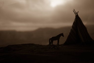 Çölde eski bir yerli Amerikan teepee