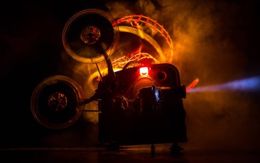 Sis ve ışık ile karanlık bir arka planda eski Vintage Film projektör. Film yapma kavramı. Seçici odak