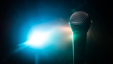 Ses, müzik için mikrofon, ses stüdyosunda ya da sahnede karaoke. Mikrofon teknolojisi. Ses, konser eğlence arka planı. Konuşma yayın ekipmanı. Canlı pop, rock müzik performansı