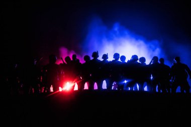 Anti-çevik kuvvet polisi vermek sinyal hazır olmak. Hükümet güç kavramı. Polis içinde hareket. Işık ile karanlık bir arka plan üzerinde duman. Mavi kırmızı yanıp sönen sirenler. Diktatörlük güç