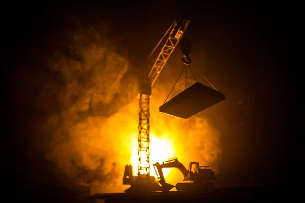 Abstrakte industrielle Hintergrund mit Baukran Silhouette über erstaunlichen Sonnenuntergang Himmel. Turmdrehkran gegen den Abendhimmel. Industriesilhouette — Stockfoto