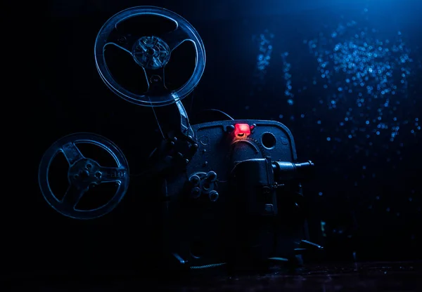 Oude Vintage Filmprojector Een Donkere Achtergrond Met Mist Licht Concept — Stockfoto