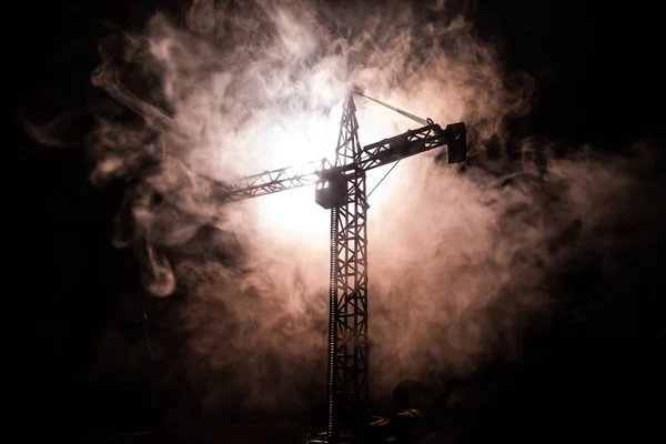 Resumo Fundo industrial com silhueta de guindaste de construção sobre incrível céu pôr do sol. Torre guindaste contra o céu da noite. Linha do horizonte industrial — Fotografia de Stock