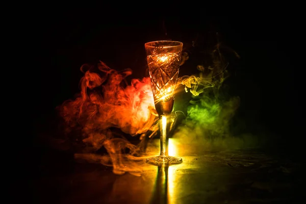 Close-up wijn glas met mist op donkere achtergrond. Mooi glas met rook en licht. — Stockfoto