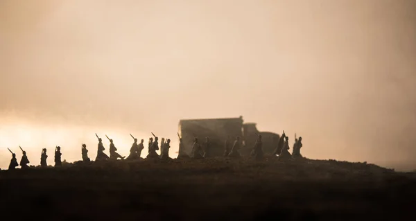 Koncepcja wojny. Wojskowe sylwetki walki sceny na tle wojny mgła niebo, World War Soldiers sylwetki poniżej pochmurno Skyline o zachodzie słońca. Atak sceny. Pojazdy pancerne. — Zdjęcie stockowe