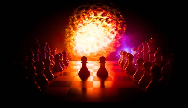 Schachbrettspiel Konzept von Geschäftsideen und Wettbewerb. Schachfiguren auf dunklem Hintergrund mit Rauch und Nebel. — Stockfoto