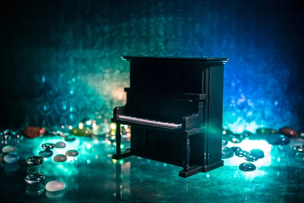 Δημιουργική ιδέα. Διακόσμηση τέχνης με πιάνο σε σκούρο απόχρωση φόντο με το φως. — Φωτογραφία Αρχείου