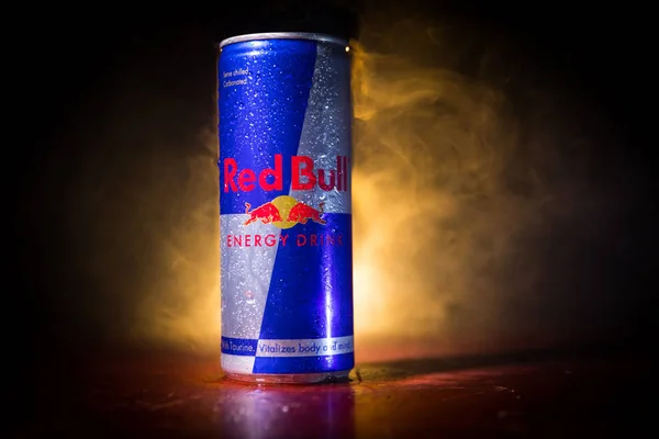 Bakoe, Azerbeidzjan-20 april 2018: Red Bull Classic 250 ml kan op donkere toned mistige achtergrond. Red Bull is een energiedrank verkocht door Oostenrijks bedrijf — Stockfoto
