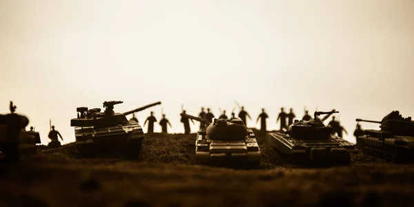 Conceito de Guerra. Silhuetas militares lutando cena no fundo do céu nevoeiro de guerra, soldados da guerra mundial Silhuetas Abaixo Cloudy Skyline ao pôr do sol. Cena de ataque. Veículos blindados . — Fotografia de Stock