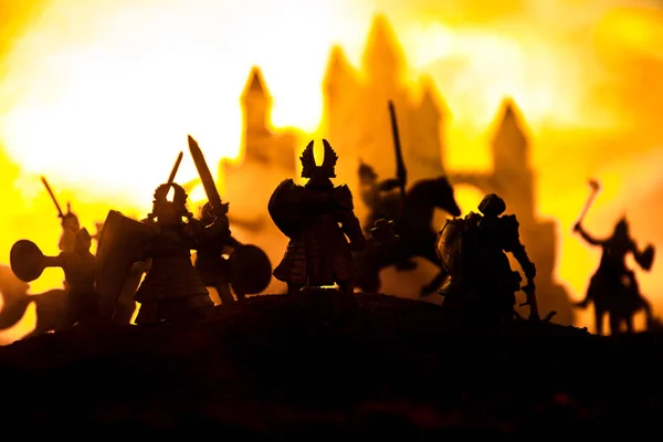 Середньовічні бойові сцени з кавалерією і піхотою. Силуети фігур як окремих об'єктів, боротьба між воїнами на захід сонця Туманний фон. — стокове фото