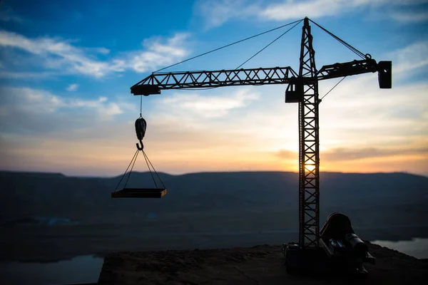 Resumo Fundo industrial com silhueta de guindaste de construção sobre incrível céu pôr do sol. Torre guindaste contra o céu da noite. Linha do horizonte industrial — Fotografia de Stock