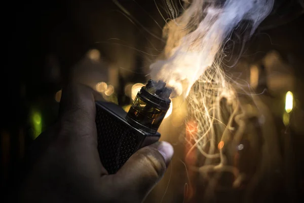 Vape Konzept Explosion Elektronischer Zigarettenqualme Rauchwolken Und Dampfflaschen Auf Dunklem — Stockfoto