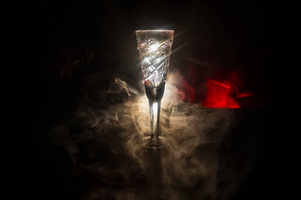 Närbild vinglas med dimma vid mörk bakgrund. Vackert glas med rök och ljus. — Stockfoto