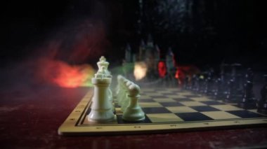 Satranç oyununu kavramı iş fikirleri ve rekabet ve strateji fikirler concep. Duman ve sis karanlık bir arka plan üzerinde satranç figürleri.