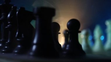 Satranç oyununu kavramı iş fikirleri ve rekabet ve strateji fikirler concep. Duman ve sis karanlık bir arka plan üzerinde satranç figürleri.