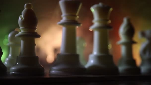 jeu d'échiquier concept d'idées d'affaires et de la concurrence et des idées de stratégie concéder. Figures d'échecs sur un fond sombre avec de la fumée et du brouillard .