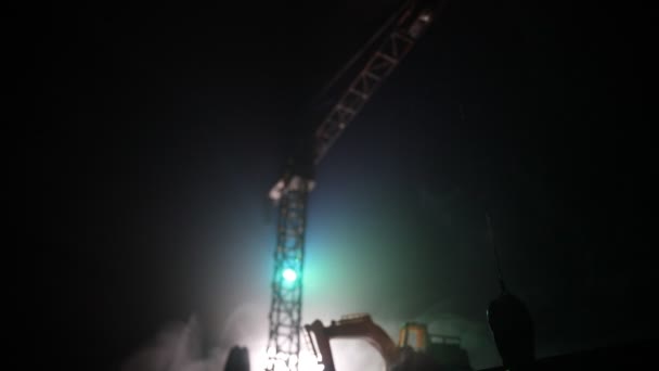 놀라운 일몰 하늘 위에 건설 크레인 실루엣 추상 산업 배경. 저녁 하늘에 대한 타워 크레인. 산업용 스카이라인 — 비디오