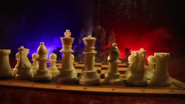 Jeu d'échiquier concept d'idées d'affaires et de la concurrence et des idées de stratégie concéder. Figures d'échecs sur un fond sombre avec de la fumée et du brouillard . — Video