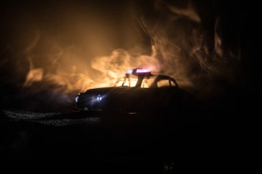 Geceleri polis arabaları. Polis arabası sisli bir arabayı gece takip ediyor. 911 acil durum arabası suç mahalline doğru hızla gidiyor. Seçici odak