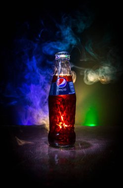 Bakü, Azerbaycan -20 Nisan 2019 : Pepsi Classic, koyu tonlu sisli arka plana karşı cam şişede. Pepsi gazlı bir meşrubattır.