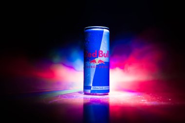 Bakü, Azerbaycan - 20 Nisan 2018: Red Bull classic 250 ml koyu tonlu sisli arka plan üzerinde olabilir. Red Bull Avusturyalı şirket tarafından satılan bir enerji içeceği