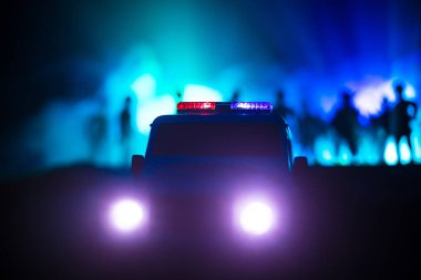 Geceleri polis arabaları. Polis arabası sisli bir arabayı gece takip ediyor. 911 acil durum arabası suç mahalline doğru hızla gidiyor. Seçici odak