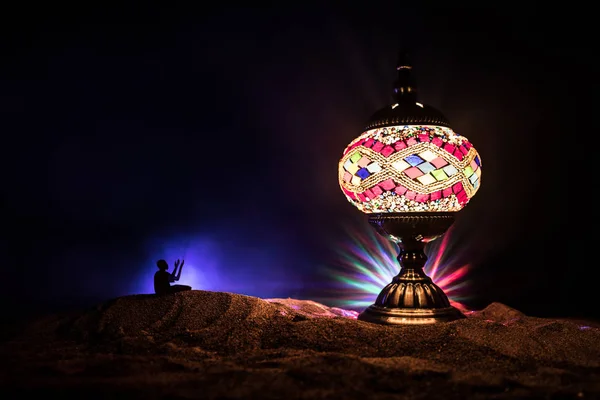 Versierde Arabische lantaarn met brandende kaars die 's nachts gloeit. Feestelijke wenskaart, uitnodiging voor islamitische heilige maand Ramadan Kareem. — Stockfoto