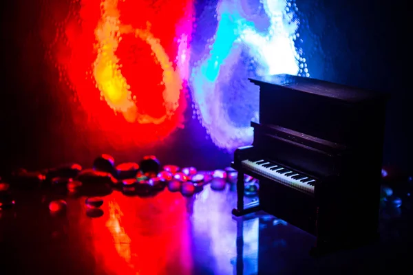 창조적 인 개념. 어두운 색조의 안개 배경에 피아노와 예술 작품 장식 빛. — 스톡 사진